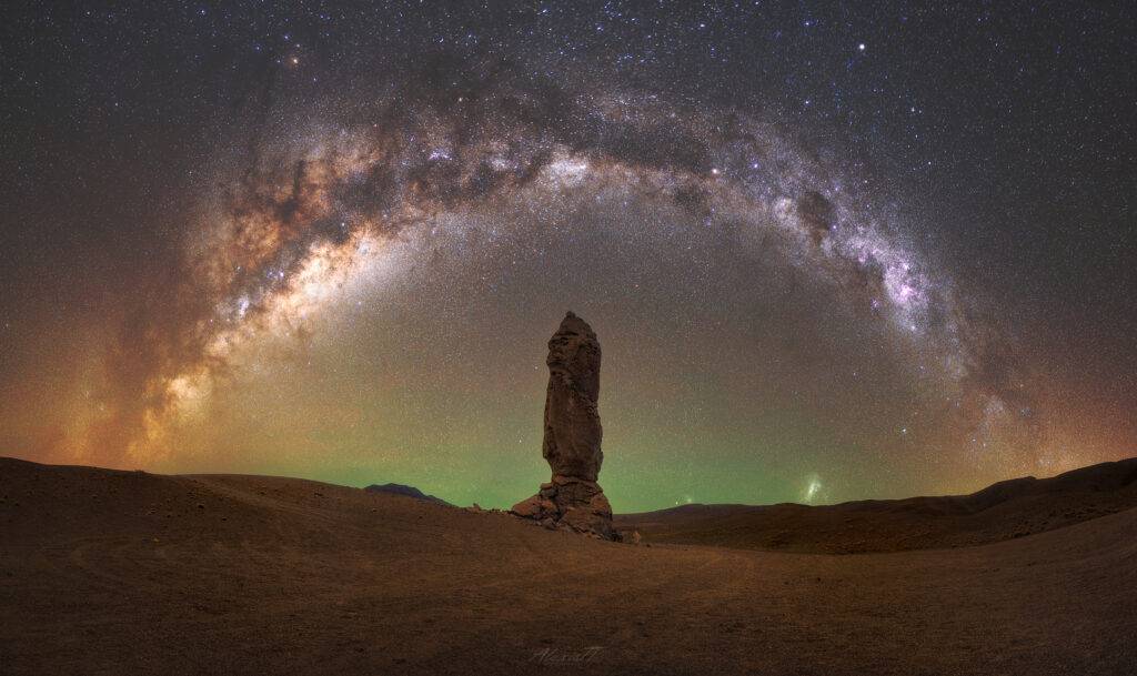 Gran Monje de la Pacana con el arco completo de la Vía Láctea sobre el altiplano atacameño, a más de 4500 metros de altura