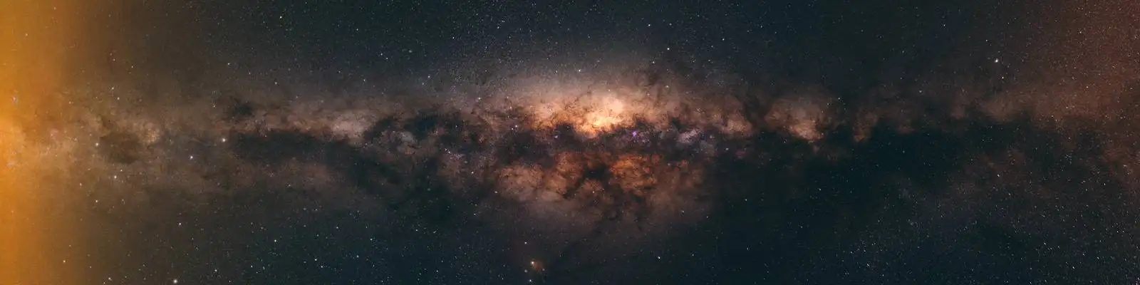 Panorámica del núcleo galáctico de la Vía Láctea en su punto más alto, con el bulge central y las nubes de polvo interestelar del Brazo de Sagitario, julio-agosto, Atacama